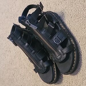 Wmns 10, Dr. Martens Olson Zipped Leather Strap Sandal in black Leather